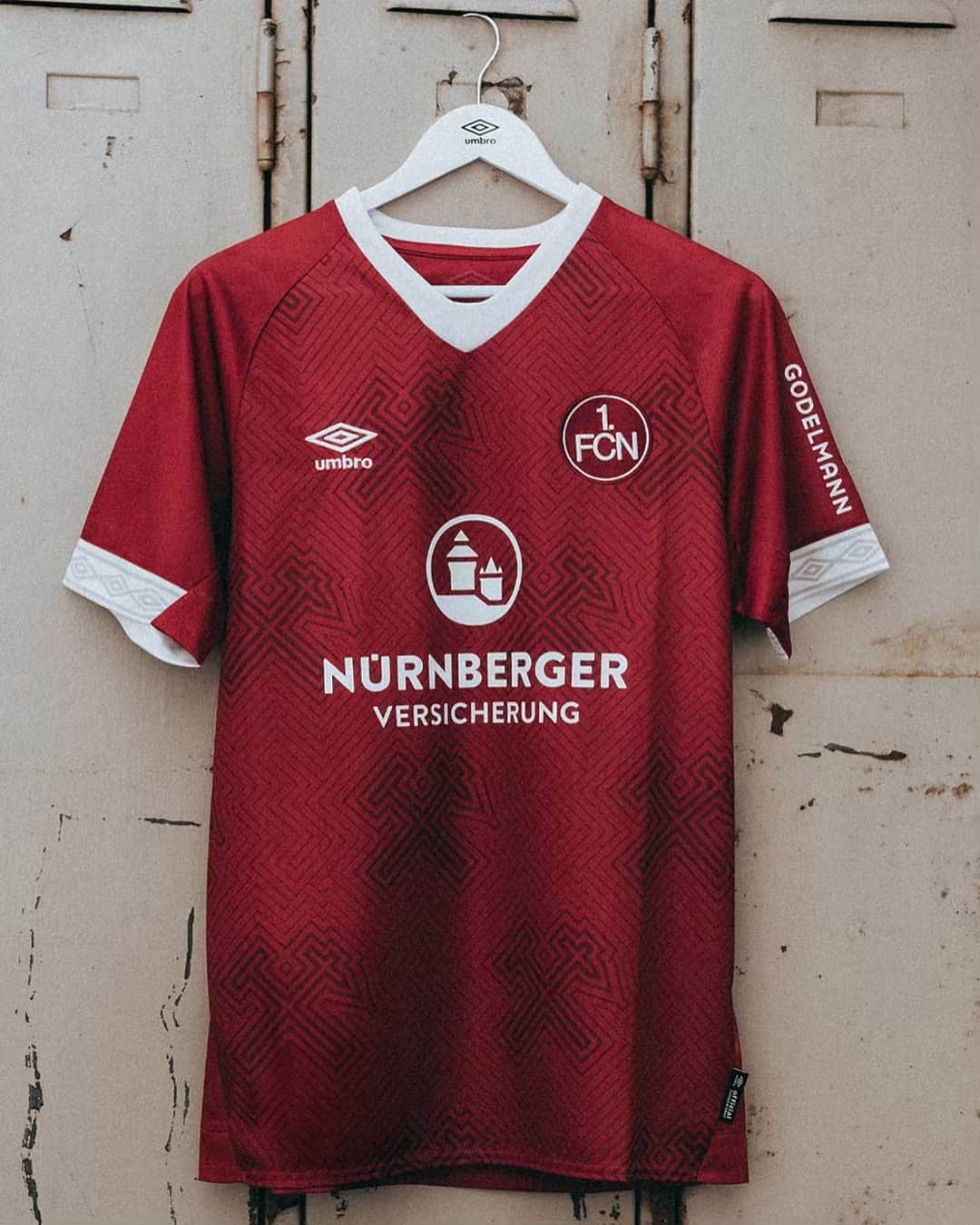 UMBROさんのインスタグラム写真 - (UMBROInstagram)「Tonight is the night when @1_fc_nuernberg and @s04 wear these two jerseys on pitch for the first and the last time. The first in-game #jerseyswap ever⁉️ #schalkeundderfcn . . . #trikottausch #firstever #umBros #umbrofootball #bundesliga #umbroderby #fcns04」4月13日 0時39分 - umbro