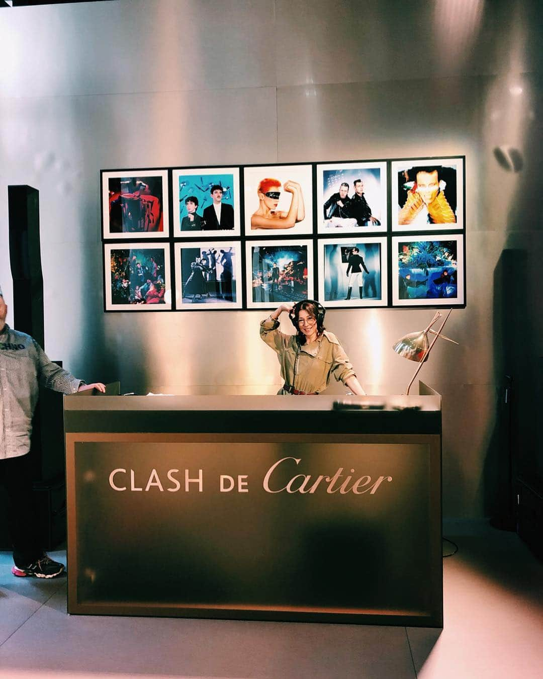 秋元梢さんのインスタグラム写真 - (秋元梢Instagram)「Cartierのお店でイメージ写真を作って貰った後は、Clash de Cartierの二面性をイメージして作られた空間へ🔥 扉をチョイスしてたどり着いたのは音楽の部屋でした📀 この日のパフォーマンスは、バレエと、まさかのAlbert Hammond Jr.のコラボレーション💃🏻🕺🏻🎸 もっと観たかったな、、、 #cartier #clashdecartier」4月13日 0時39分 - akimoto_kozue