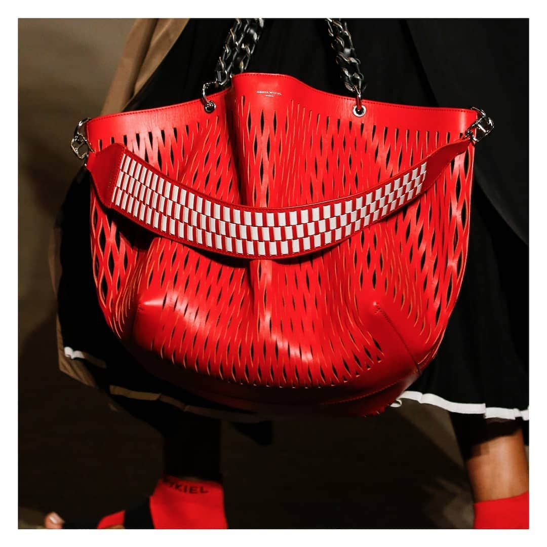 ソニアリキエルさんのインスタグラム写真 - (ソニアリキエルInstagram)「Take it with you wherever you go! ❤️ #BaltardBag #SoniaRykiel #SS19 #Fashion #Parisian #Fashion #Red」4月13日 0時45分 - soniarykiel