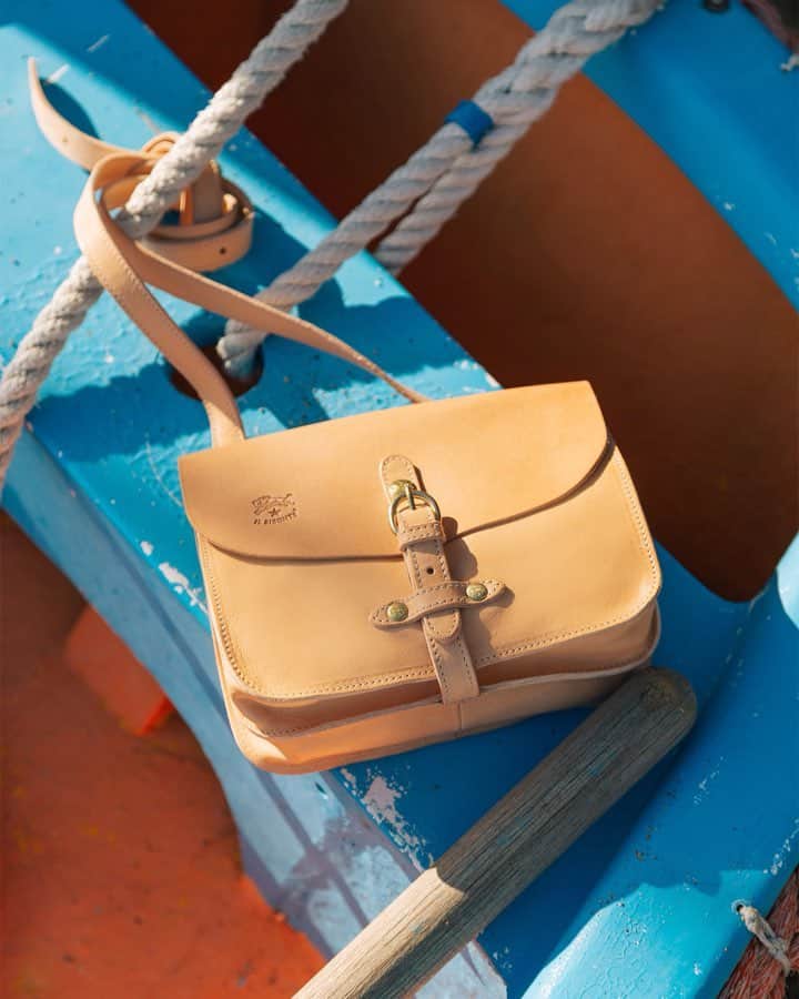 イルビゾンテのインスタグラム：「Designed as a day bag, you’ll love its versatile and easy-going style! ☆ #ILBISONTE」