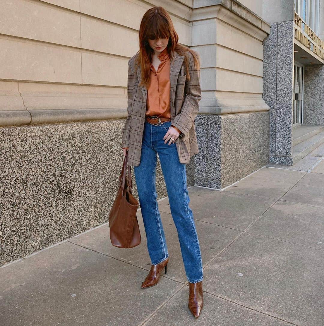 ジェーン・アルドリッジのインスタグラム：「Mom jeans and 90s boots 👢jeans are from @whatgoesaroundnyc, boots are old @ralphlauren, leather tote is my beloved @lotuffleather, and jacket is from @stylenanda_korea! ❤️」