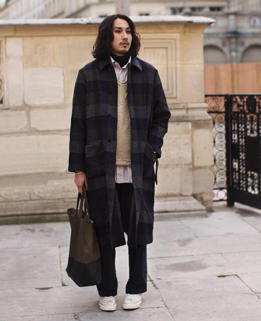 スコット・シューマンのインスタグラム：「Turtleneck-under-a-shirt looks much more chic here than the Ron Burgundy version, Paris」