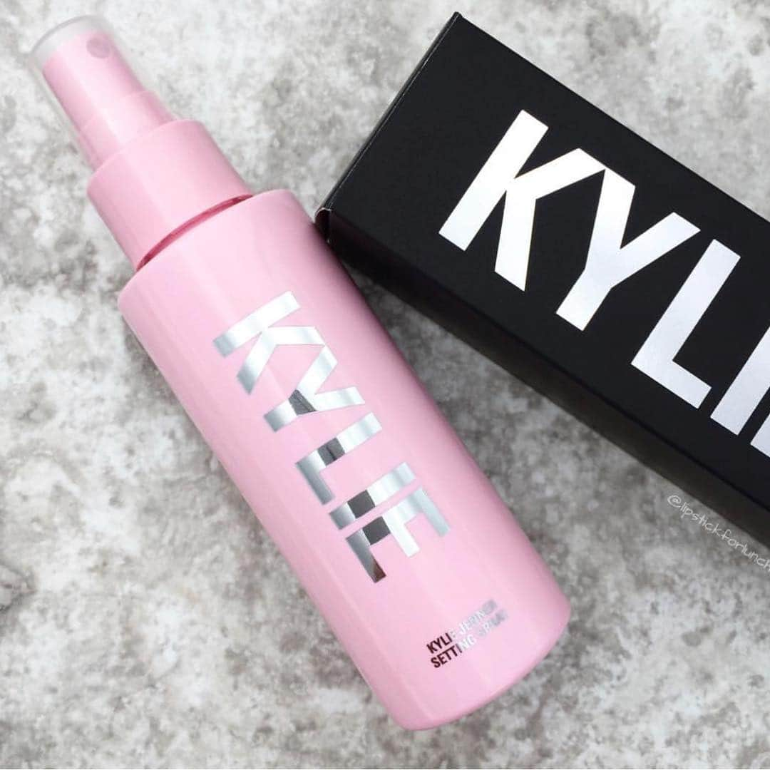 Kylie Cosmeticsさんのインスタグラム写真 - (Kylie CosmeticsInstagram)「We. Can’t. Wait. 💕 Setting Spray launches today at 3pm pst only on KylieCosmetics.com! Thank you for the pic @lipstickforlunch」4月13日 0時53分 - kyliecosmetics