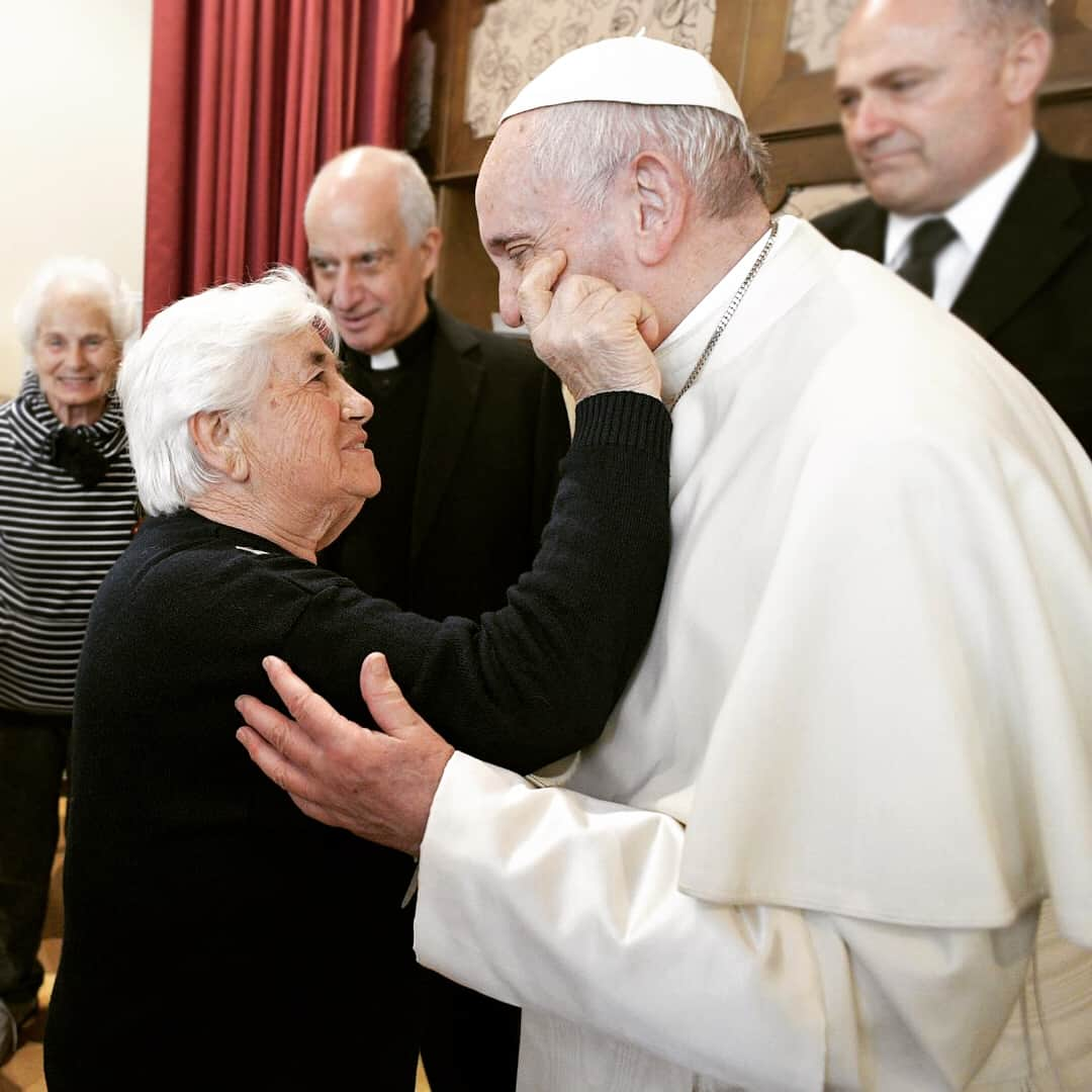 フランシスコ（ローマ教皇）さんのインスタグラム写真 - (フランシスコ（ローマ教皇）Instagram)「EN: Visit to the Emanuele Village, residence for people with Alzheimer’s Disease.  PT: Visita ao Villagio Emanuele que acolhe pessoas com a doença de Alzheimer.  ES: Visita al Villaggio Emanuele, centro dedicado a personas con la enfermedad de Alzheimer.  IT: Visita al Villaggio Emanuele, struttura dedicata a persone con la malattia di Alzheimer.  FR: Visite au « Village Emanuele », centre pour malades dAlzheimer.  DE: Besuch bei der Einrichtung für Alzheimer-Kranke ,Villaggio Emanuele'. #fridayofmercy  #sextafeiradamisericórdia  #viernesdelamisericordia  #vendredisdelamiséricorde  #venerdìdellamisericordia」4月13日 1時00分 - franciscus