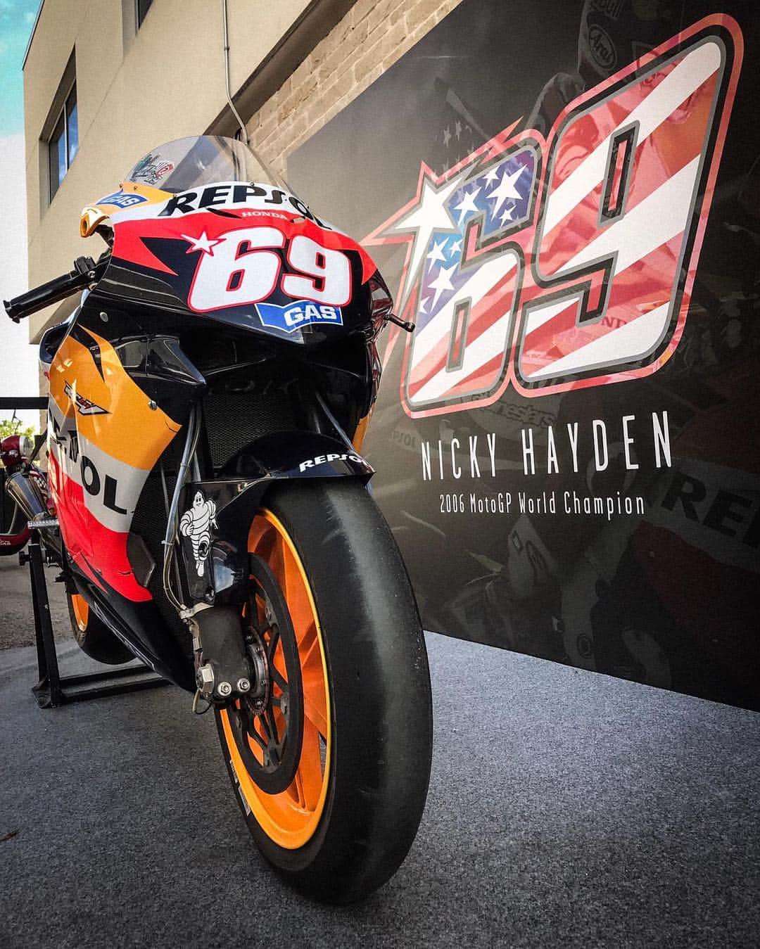 MotoGPさんのインスタグラム写真 - (MotoGPInstagram)「Remembering Nicky at the #AmericasGP ✨ // Here's Nicky Hayden's 2006 World Championship winning bike at the COTA paddock 🏍 ready for a special weekend as his number 69 will be retired from #MotoGP 🇺🇸 #NH69 #RideOnKentuckyKid #Motorcycle #Racing #Motorsport」4月13日 0時57分 - motogp