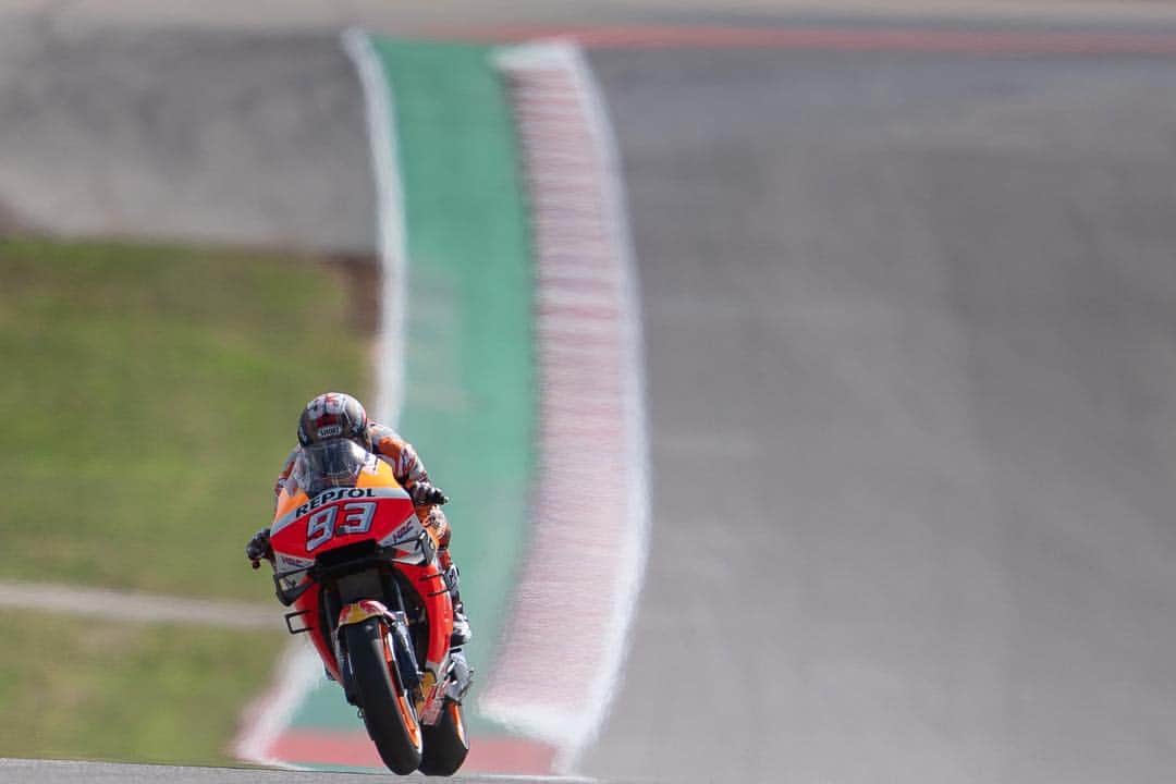 レプソル・ホンダのインスタグラム：「#AmericasGP FP1 ✅ ⠀⠀⠀⠀⠀⠀⠀⠀⠀ @marcmarquez93 🅿️1️⃣ #MM93🐜 ⠀⠀⠀⠀⠀⠀⠀⠀⠀ @jorgelorenzo99 🅿️1️⃣8️⃣ #JL99😈 ⠀⠀⠀⠀⠀⠀⠀⠀⠀ #25RepsolHonda #Repsol #MotoGP #Honda #Racing #RepsolHonda #HRC #RC213V #MM93 #JL99 #MarcMarquez #JorgeLorenzo #ThePowerOfDreams #Motorcycle #America #Practice 🇺🇸」