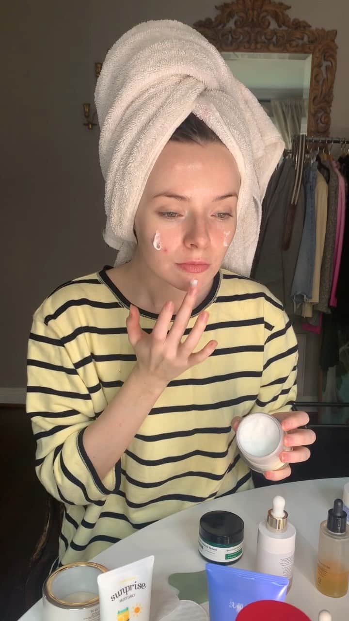 ジェーン・アルドリッジのインスタグラム：「1. Shiseido Senka Perfect Whip Cleansing Foam  http://bit.ly/2Kv71t7  2.Dermalogica Daily Microfoliant  http://bit.ly/2Kx6tTP  3. ID.AZ Dermastic Essential Toner  https://bit.ly/2tE8AfB  4. SKII Facial Treatment Essence http://bit.ly/2KyL3W8  5. The Ordinary Lactic Acid 10% + HA 2% http://bit.ly/2UTx9lA  6. AmorePacfic Youth Revolution Vitamin C Radiance Concentrator http://bit.ly/2F8BvLA  7. Natura Pacific Fresh Herb Origin Serum http://bit.ly/2UPkPml  8. Biossance Squalane + Tea Tree Balancing Oil http://bit.ly/2KLalkf  9. Jade Gua Sha Facial Massaging Tool http://bit.ly/2UM0Che  10. Some by Mi AHA.BHA.PHA 30 Days Miracle Cream http://bit.ly/2UXKWHW  11. Amore Pacific Youth Revolution Radiance Creme & Mask http://bit.ly/2KwGVGo  12. Sulwhasoo Brightening Eye Serum http://bit.ly/2KzfN9x  13. Etude House Sunprise Daily Lotion SPF 50 http://bit.ly/2KtIAfz  14. Tata Harper Clarifying Mask  http://bit.ly/2UJWoXx  15. Malin & Goetz Brightening Enyzme Mask http://bit.ly/2KtIAfz」