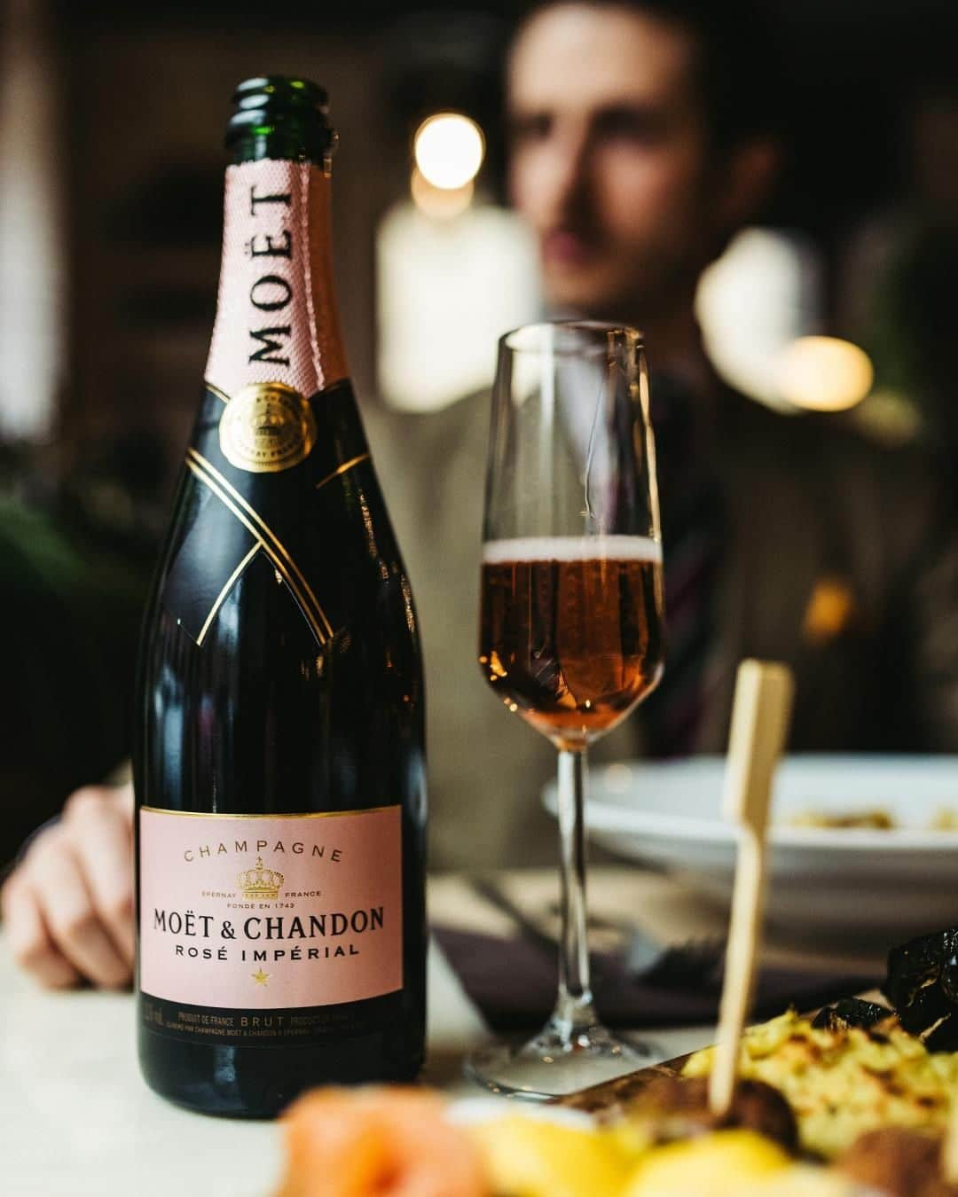 Moët & Chandon Officialさんのインスタグラム写真 - (Moët & Chandon OfficialInstagram)「Conversation starter. Picture by @marcotaddeiofficial #MoetMoment #MoetRose #TGIF . This material is not intended to be viewed by persons under the legal alcohol drinking age or in countries with restrictions on advertising on alcoholic beverages. ENJOY MOET RESPONSIBLY」4月13日 1時00分 - moetchandon