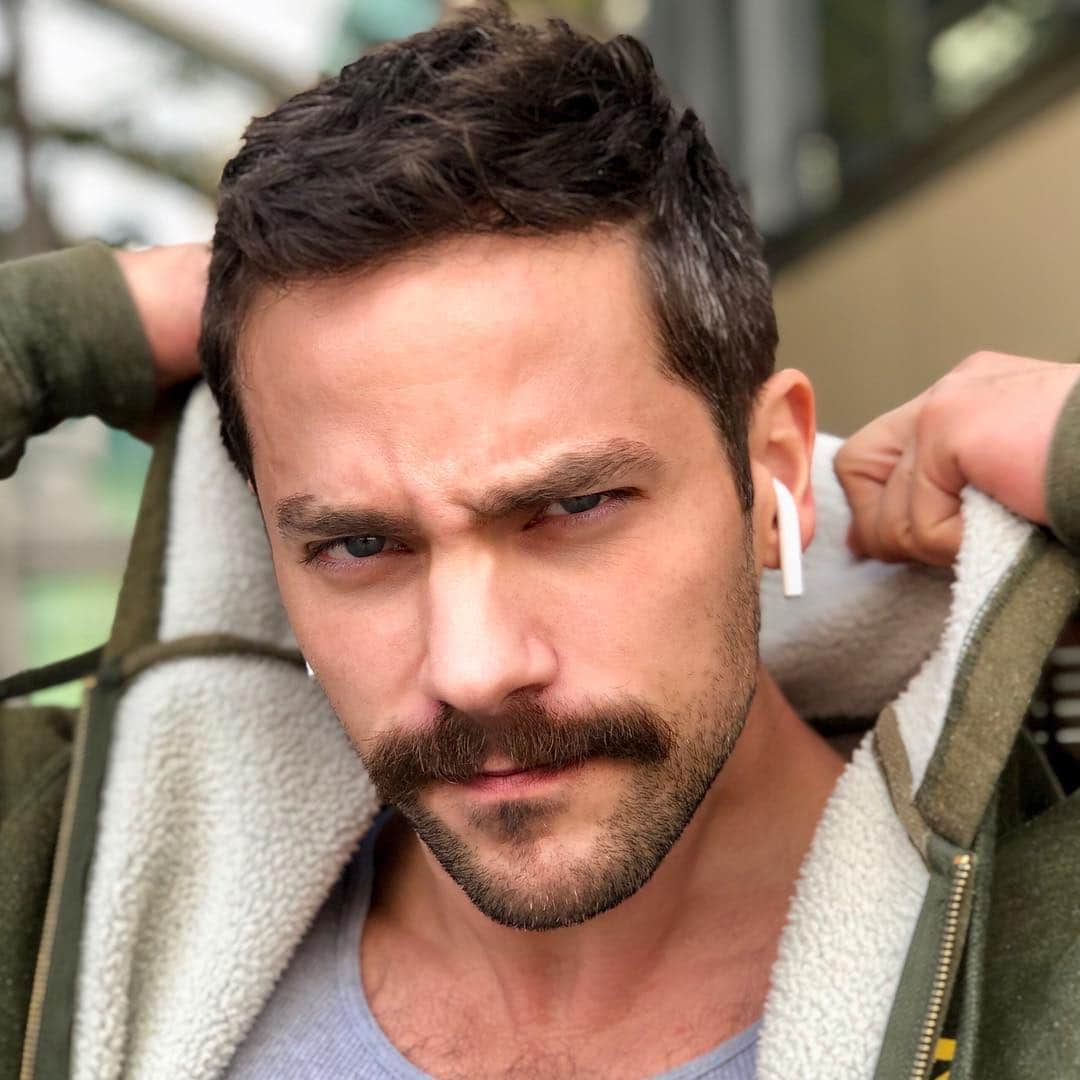 ブラント・ドーハティのインスタグラム：「In a fighting mood today 👊🏼💥」