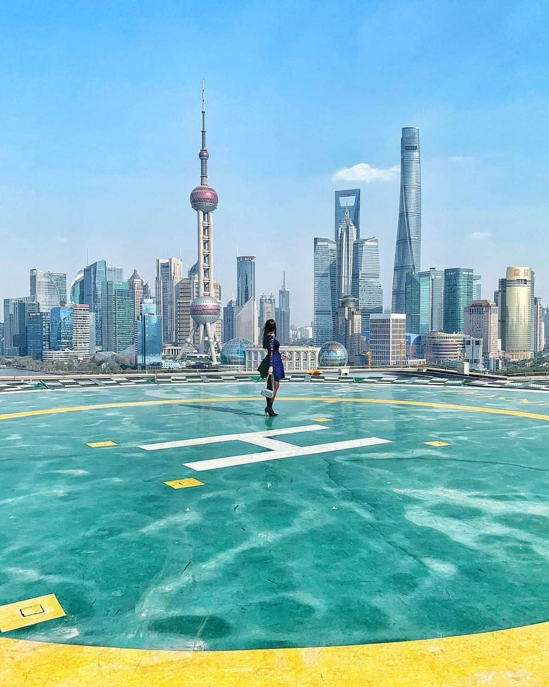 The Peninsula Hotelsさんのインスタグラム写真 - (The Peninsula HotelsInstagram)「@travel.with.gabriella makes her way up to The #peninsulashanghai’s helicopter pad. You can’t beat this view of the city! #penmoments . . . . . . . #peninsulahotels #luxuryhotels #luxuryhotelexperience #luxurytravel #travel #beautifuldestinations #welltraveled #traveldiaries #jetset #jetsetter #hotel #hotellife」4月13日 1時03分 - peninsulahotels