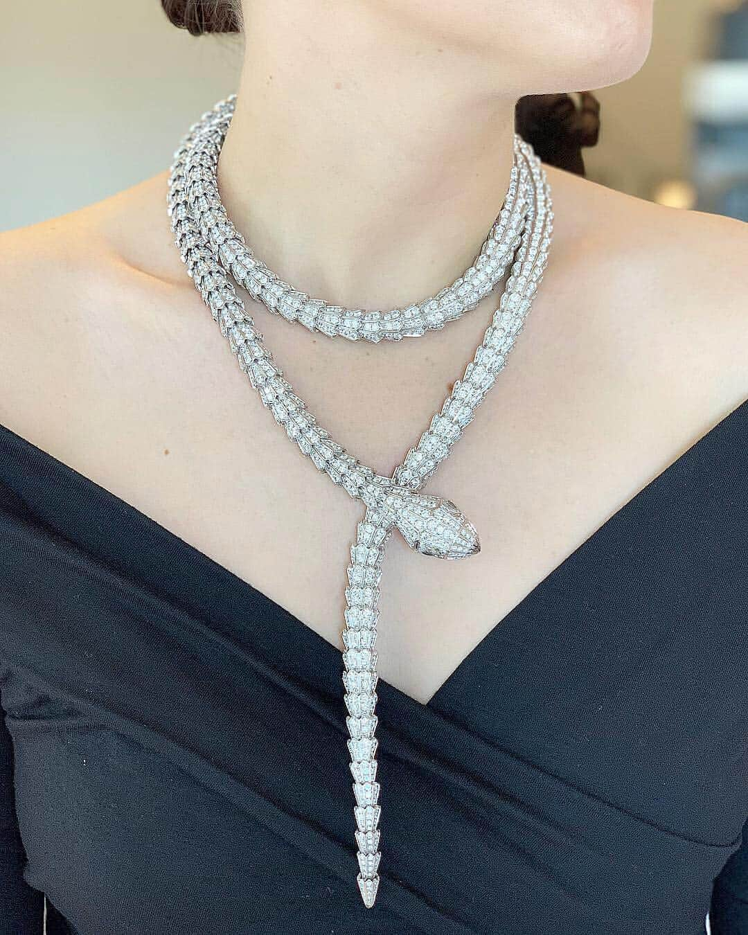 サザビーズさんのインスタグラム写真 - (サザビーズInstagram)「When you think of iconic jewelry design, @bulgariofficial Serpenti should be at the top of the list. While the serpent is an ancient motif that symbolizes wisdom, life and eternity and has been used frequently by some of the most prominent jewelry houses, Bulgari’s twist on the serpent is truly extraordinary – made proven by the countless Hollywood starlets that have worn them. This impressive necklace, composed of 260.00 carats of diamonds and measuring over 40 inches, is the highlight of our Magnificent Jewels auction in New York on 17 April. Exhibition is free and open to the public from today through the 16th @sothebysjewels #SothebysJewels #bulgari #serpenti #icon」4月13日 1時16分 - sothebys