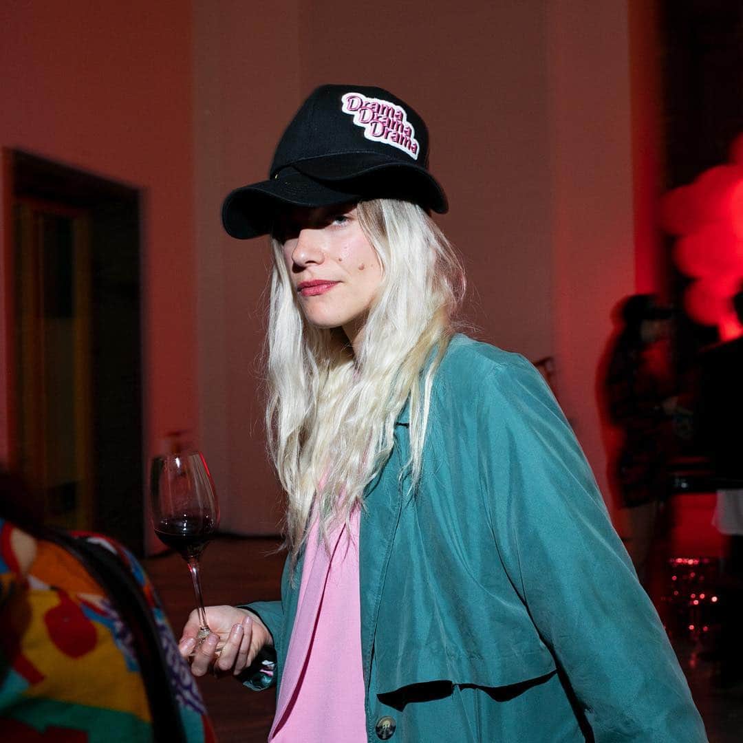 YOOX.COMさんのインスタグラム写真 - (YOOX.COMInstagram)「When Design & Fashion collide 💥 Swipe left to see more of last night’s #confusionparty and tap the link in bio to shop the limited edition hats designed for the occasion by #YOOX + #madeincatteland. xx D 💗」4月13日 1時07分 - yoox