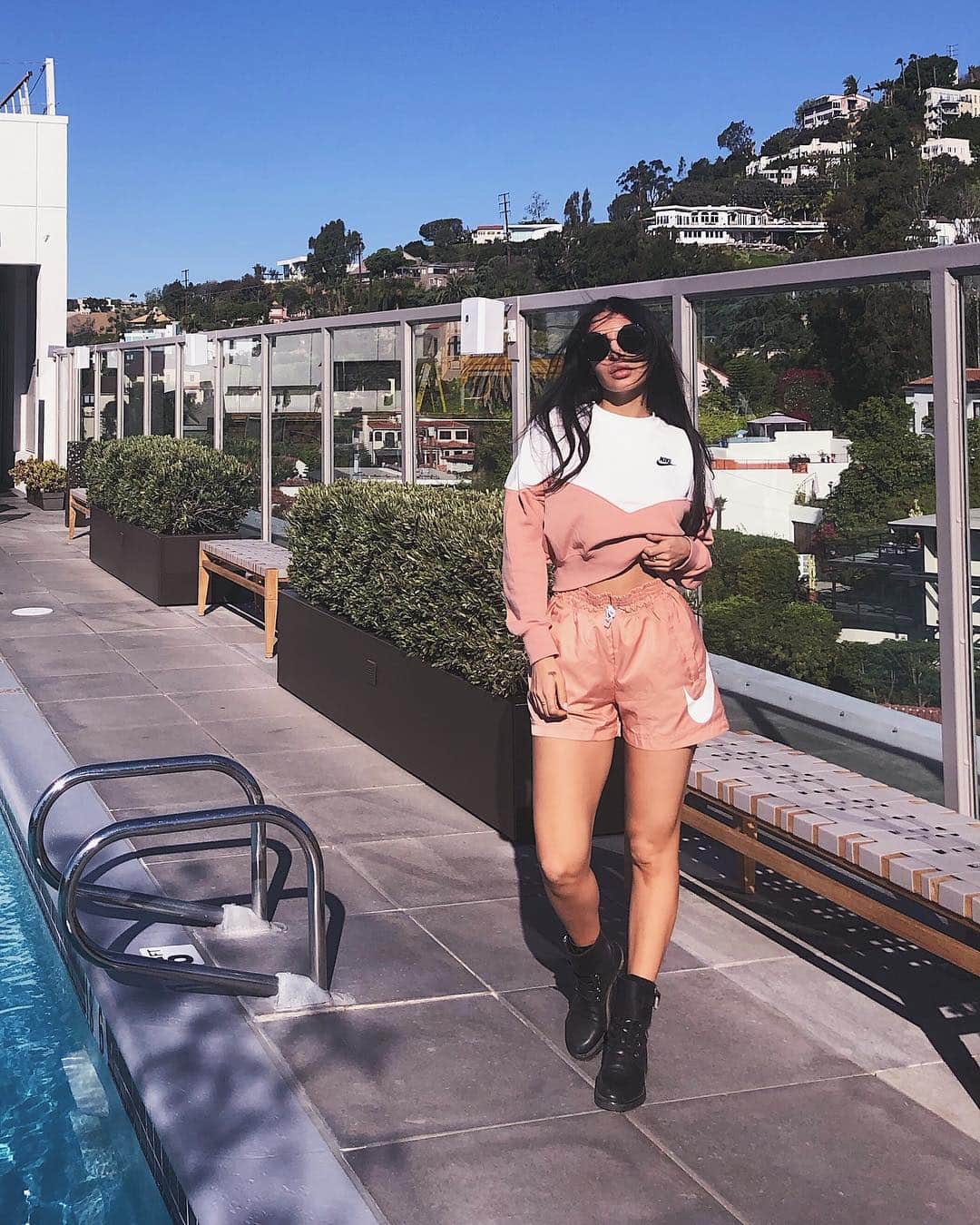 sananasのインスタグラム：「On voit ma villa d’ici ! C’est celle qui est tout en haut ahah 😆J’ai acheté cette tenue hier, j’ai craqué sur la couleur 😍 . #OutfitOfTheDay #OOTD #Nike #Chill #LosAngeles#california」