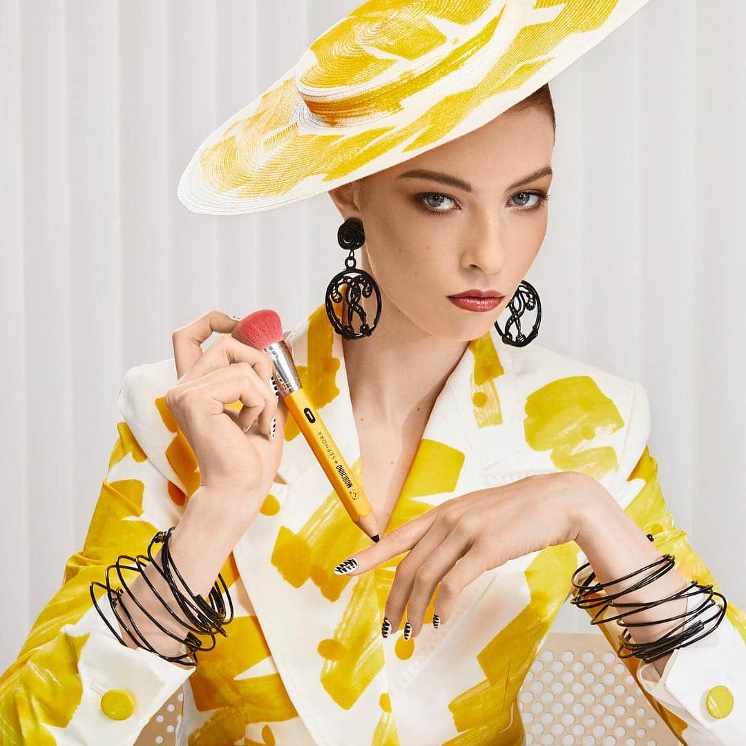 ジェレミー・スコットさんのインスタグラム写真 - (ジェレミー・スコットInstagram)「I HAVE SUPER EXCITING NEWS FOR MY BEAUTY FANS... I CREATED A NEW MAKE UP COLLECTION FOR SEPHORA !!! THE @moschino X @sephora @sc COLLECTION LAUNCHES APRIL 25 TH ONLINE AND IN SEPHORA STORES IN US & CANADA BUT HERE IS A SNEAK PEEK AT MY OFFICE SUPPLY THEMED COLLECTION ! ✏️💻 PHOTOGRAPHED ON @stuckinteenage BY @marcus_mam WITH HAIR BY @thestylist.jamie MAKEUP BY @davidrazzano  NAILS @naominailsnyc SHOT AT @pier59studios CHECK THE DETAIL SHOT ON THE SLIDE ➡️」4月13日 1時12分 - jeremyscott