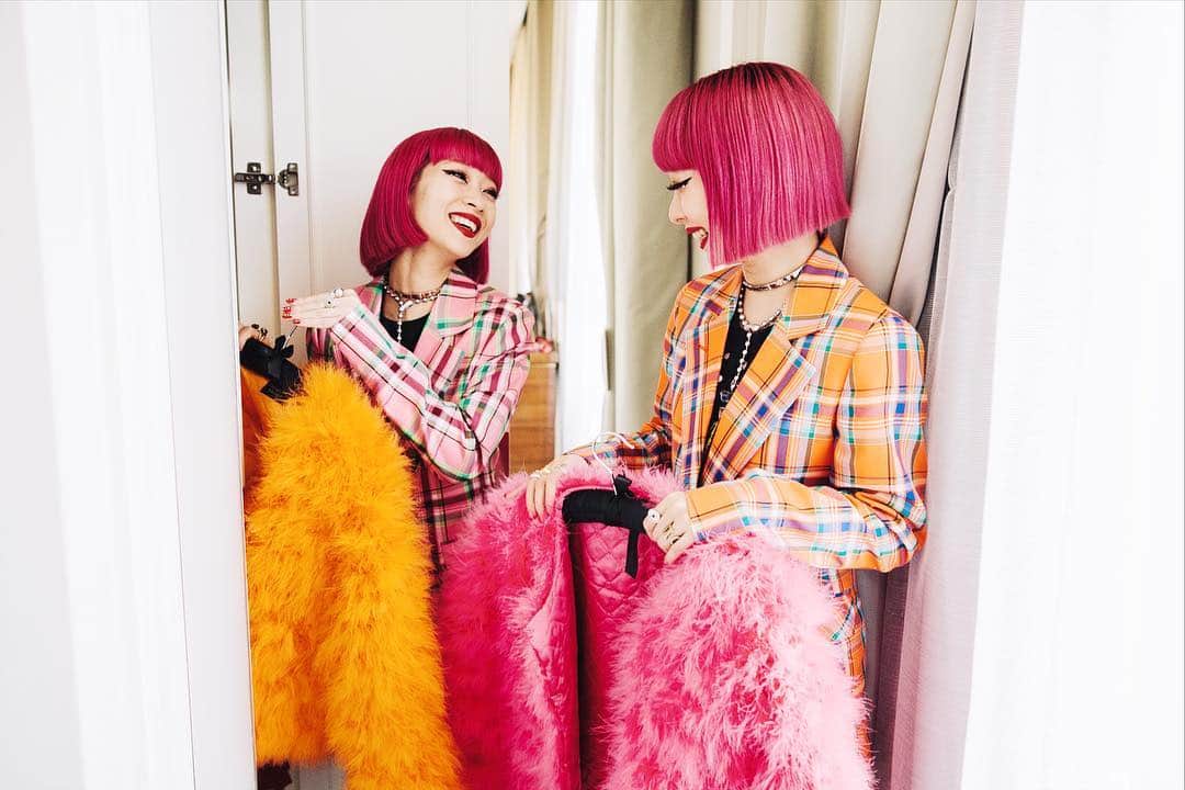 のインスタグラム：「@vogue_ukraine 🌹⚡️ ハンガリーでインタビューと撮影したものがアップされました💖 @moodyroza  @marianastebeneva  #vogueukraine」