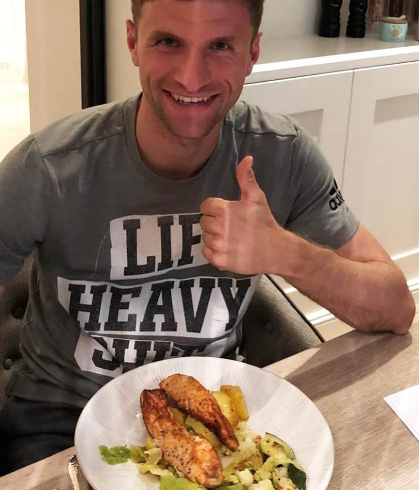 トーマス・ミュラーのインスタグラム：「Training is going well, after the two very intense games last week. For power in training and matches, healthy food is important! In this case, I eat salmon for proteins and good omega-3 fatty acids and also seasonal vegetables are essential to me for enough vitamins and minerals. 🍽 #foodie #thomasmüller #anguadn #esmuellert」