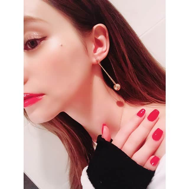 ダレノガレ明美さんのインスタグラム写真 - (ダレノガレ明美Instagram)「ピアス @carome_official  リップ💄 @rmkofficial  リップスティック コンフォート マットフィット 06  グロス💄 @diormakeup  ディオール アディクトリップ マキシマイザー001 ピンク  春って明るい色を取り入れられるから楽しい☺️🌸 今日28歳に見えないって共演者の方に言われて嬉しい🌹」4月13日 1時19分 - darenogare.akemi