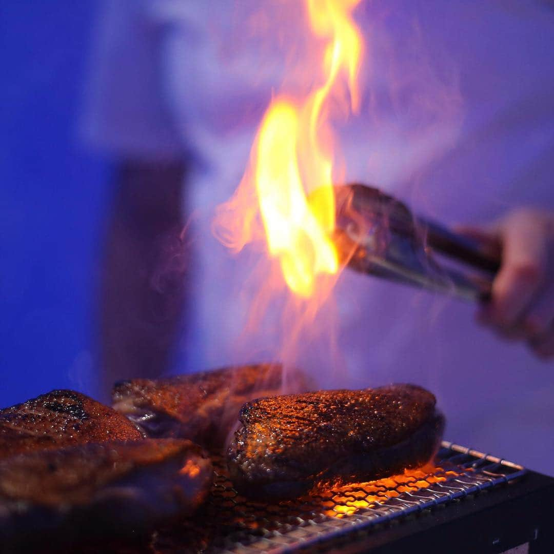 ゴードン・ラムゼイさんのインスタグラム写真 - (ゴードン・ラムゼイInstagram)「This week Gordon Ramsay Restaurants hosted a preview night for our new concept Lucky Cat, an Asian Eating House, set to launch in the heart of Mayfair. It was a warm, buzzing and brilliant night to celebrate what has been a long-time vision for me.  Despite the very positive feedback from guests, there was, regrettably, one offensive response from the night which I have to call out.  In the 21 years that I have been running restaurants I have had my fair share of reviews - good and bad. Critics and reviewers have an important job to do, and it’s important that they are independent and have freedom of speech.  However, the slew of derogatory and offensive social media posts that appeared on Angela Hui’s social channels, were not professional. It is fine to not like my food, but prejudice and insults are not welcome, and Ms Hui’s comments around my Executive Chef and his wife, calling her a “token Asian wife”, were personal and hugely disrespectful.  Gordon Ramsay Restaurants do not discriminate based on gender, race or beliefs and we don’t expect anyone else to. I may not agree with all reviews, but if someone is going to be critical, then I expect them to be professional and have some integrity.」4月13日 1時32分 - gordongram