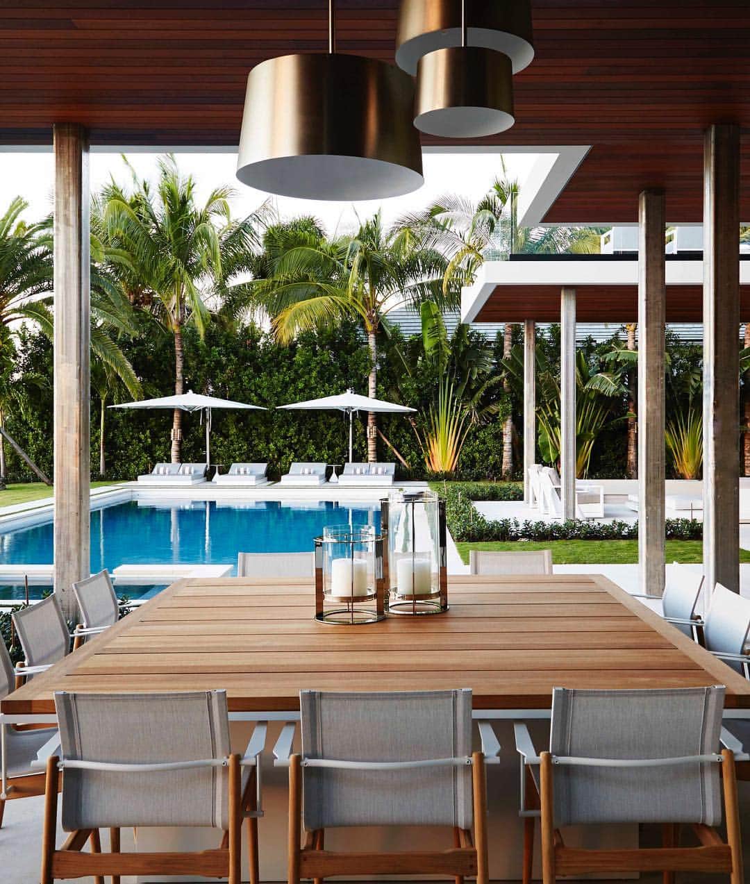 ELLE DECORさんのインスタグラム写真 - (ELLE DECORInstagram)「When it came to crafting an outdoor oasis in Palm Beach for a family of five, design firm @pembrookeandives considered every detail. The space, featuring teak accents, has several intimate areas for the family to share meals and enjoy lounging at the dock. Click the link in bio for the full tour. Photography by @stephenkentjohnson.」4月13日 1時33分 - elledecor