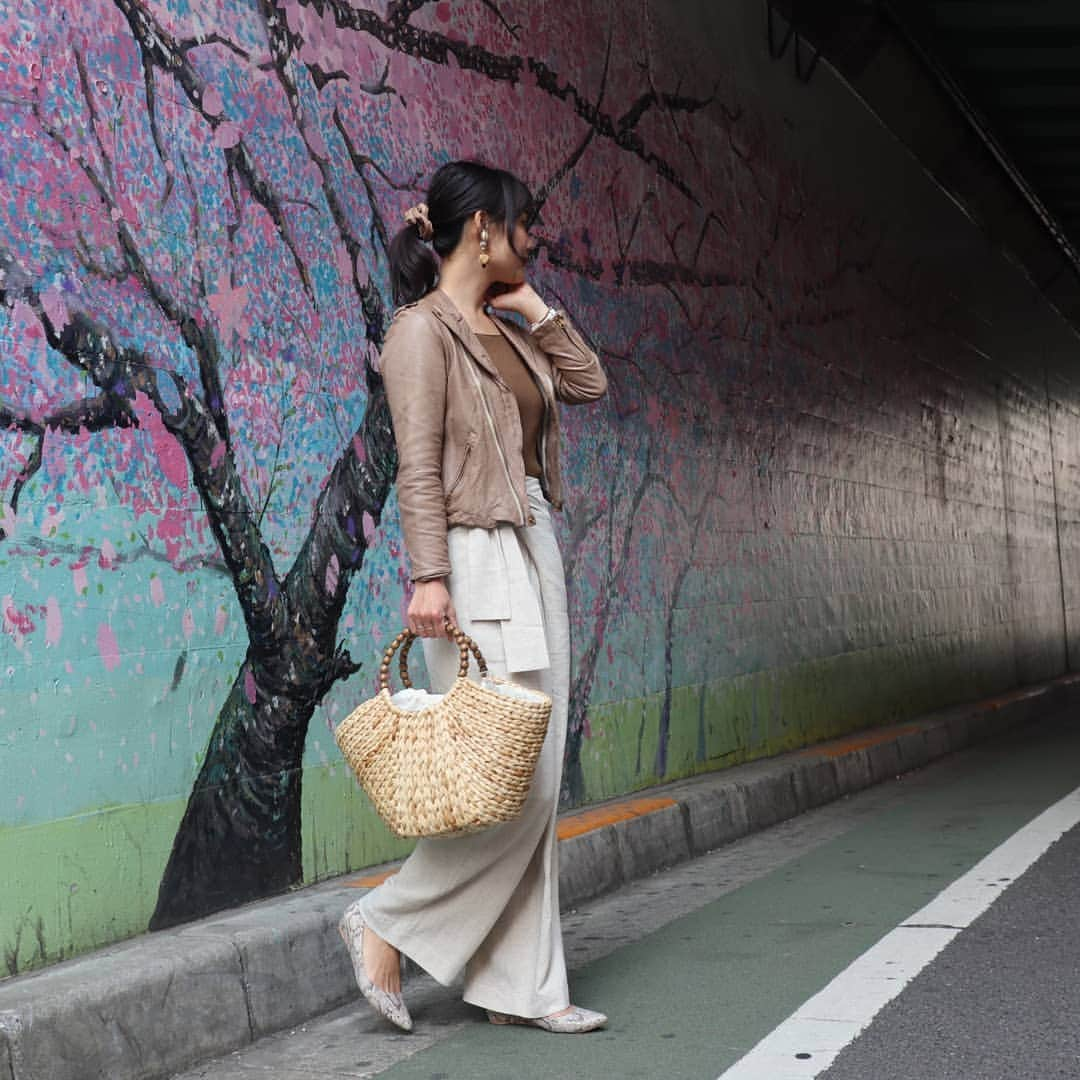 Eri Satoさんのインスタグラム写真 - (Eri SatoInstagram)「beige×browm×iyoryコーデ · tops: @basement_online pants: @reedit_official · 先日のお花見コーデ @reedit_official の麻混のパンツは形が可愛くてお気に入り😋 この春夏たくさん穿いちゃいそう！ blogにも書いてるので @satoeri626 のトップのURLから見てみてね👀 · #mamagirl#locari#コーディネート#ママコーデ#ママファッション #プチプラ#プチプラコーデ #partegram#読者モデル#読モ#ママモデル #l4like #instagood#outfit #simple #coordinate  #fashion #casual #コーデ#シンプルファッション#カジュアル #style #お洒落さんと繋がりたい #code #ファッション#ootd#リエディ#リエディスタ」4月13日 1時30分 - satoeri626