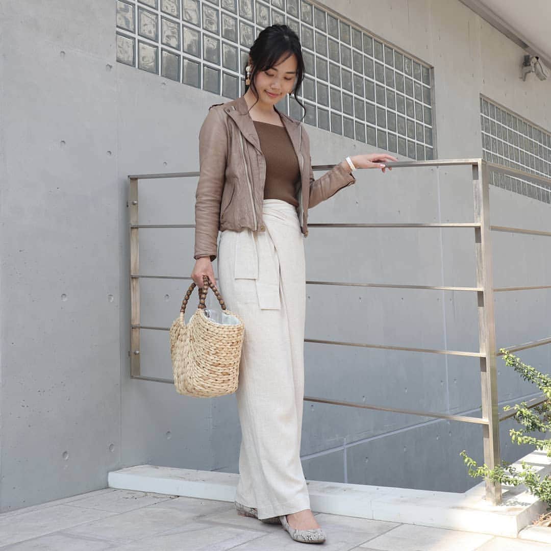 Eri Satoのインスタグラム：「beige×browm×iyoryコーデ · tops: @basement_online pants: @reedit_official · 先日のお花見コーデ @reedit_official の麻混のパンツは形が可愛くてお気に入り😋 この春夏たくさん穿いちゃいそう！ blogにも書いてるので @satoeri626 のトップのURLから見てみてね👀 · #mamagirl#locari#コーディネート#ママコーデ#ママファッション #プチプラ#プチプラコーデ #partegram#読者モデル#読モ#ママモデル #l4like #instagood#outfit #simple #coordinate  #fashion #casual #コーデ#シンプルファッション#カジュアル #style #お洒落さんと繋がりたい #code #ファッション#ootd#リエディ#リエディスタ」