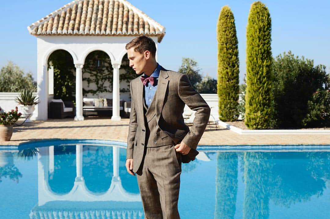 のインスタグラム：「Perfection, said author Edward Tivnan, may be out of reach, but not the perfect suit. We heartily agree at least on the last part. And while we back all Chester Barrie tailoring to vie for the title, here is one that easily encapsulates it. Our Bronze Linen Herringbone Suit. . . . . #ss19#newin#new#shopthelook#CBstyle#tailoredtofit#savilerow#menwithstyle#fashion#mensstyle#style#chesterbarrie#tailoring#menswear#jacket#mensfashion#Britishfashion#menslifestyle#london#newcollection#chesterbychesterbarrie#spring#summer #linensuit」