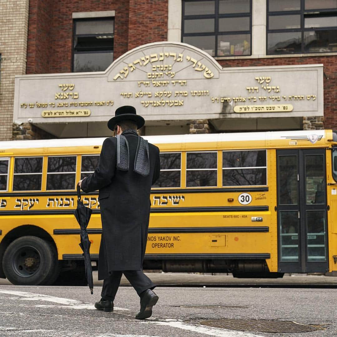 NBC Newsさんのインスタグラム写真 - (NBC NewsInstagram)「As #NewYork officials declare a public health emergency in parts of #Brooklyn in an effort to stop the city’s worst #measles outbreak in almost 30 years, health advocates are pointing to a booklet that they believe convinced hundreds of New Yorkers not to vaccinate their children. Click the link in our bio to read more. . 📷 @drewangerer / @gettyimages」4月13日 1時45分 - nbcnews