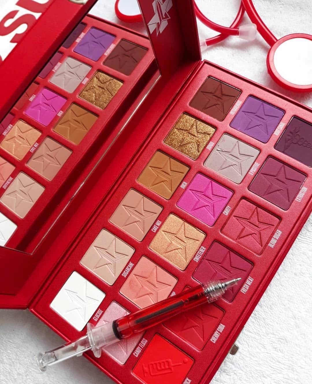 Jeffree Star Cosmeticsさんのインスタグラム写真 - (Jeffree Star CosmeticsInstagram)「WELCOME BACK 💉💉 What better way to end the week than with a MASSIVE RESTOCK??🚨🚨 We have our #Thirsty, #BloodSugar AND #Alien palettes back in stock PLUS all of our new limited edition #420 merch & green metallic grinders🔥🔥 Clink the link in our bio to get your fix 💫💫 Photo by: @iconic743 ✨ #jeffreestarcosmetics #bloodsugarpalette #vegan」4月13日 1時59分 - jeffreestarcosmetics
