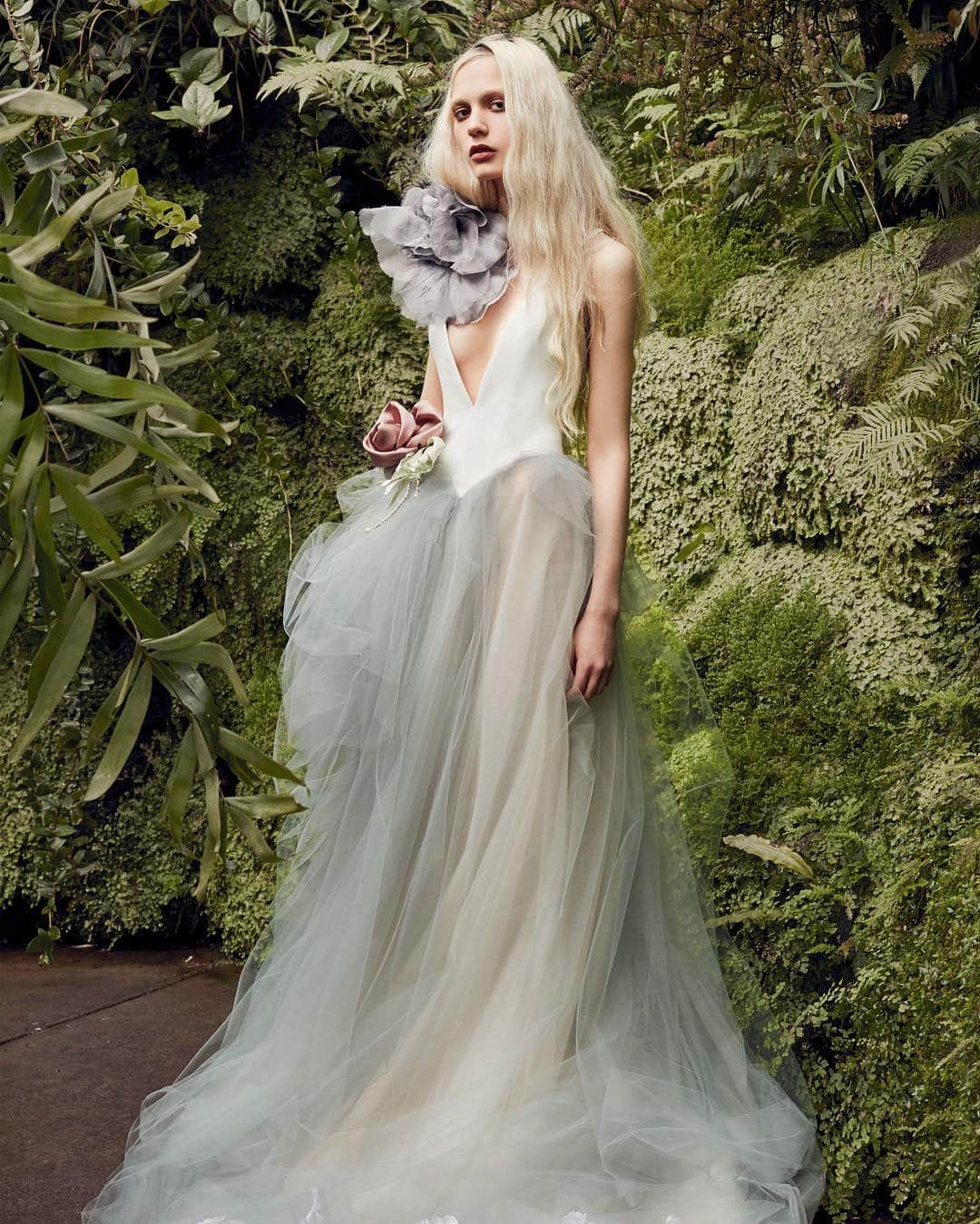 Harper's BAZAARさんのインスタグラム写真 - (Harper's BAZAARInstagram)「BAZAAR Bride got the first look at the @verawanggang Spring 2020 bridal collection—and its enchanting, flower mad, and free-spirited. Click the link in bio to see every look from the latest collection, and hear from a Vera herself on the florals, techniques, and colors that inspired her.  Photography by @johnguerrerostudio #bazaarbride」4月13日 1時52分 - harpersbazaarus