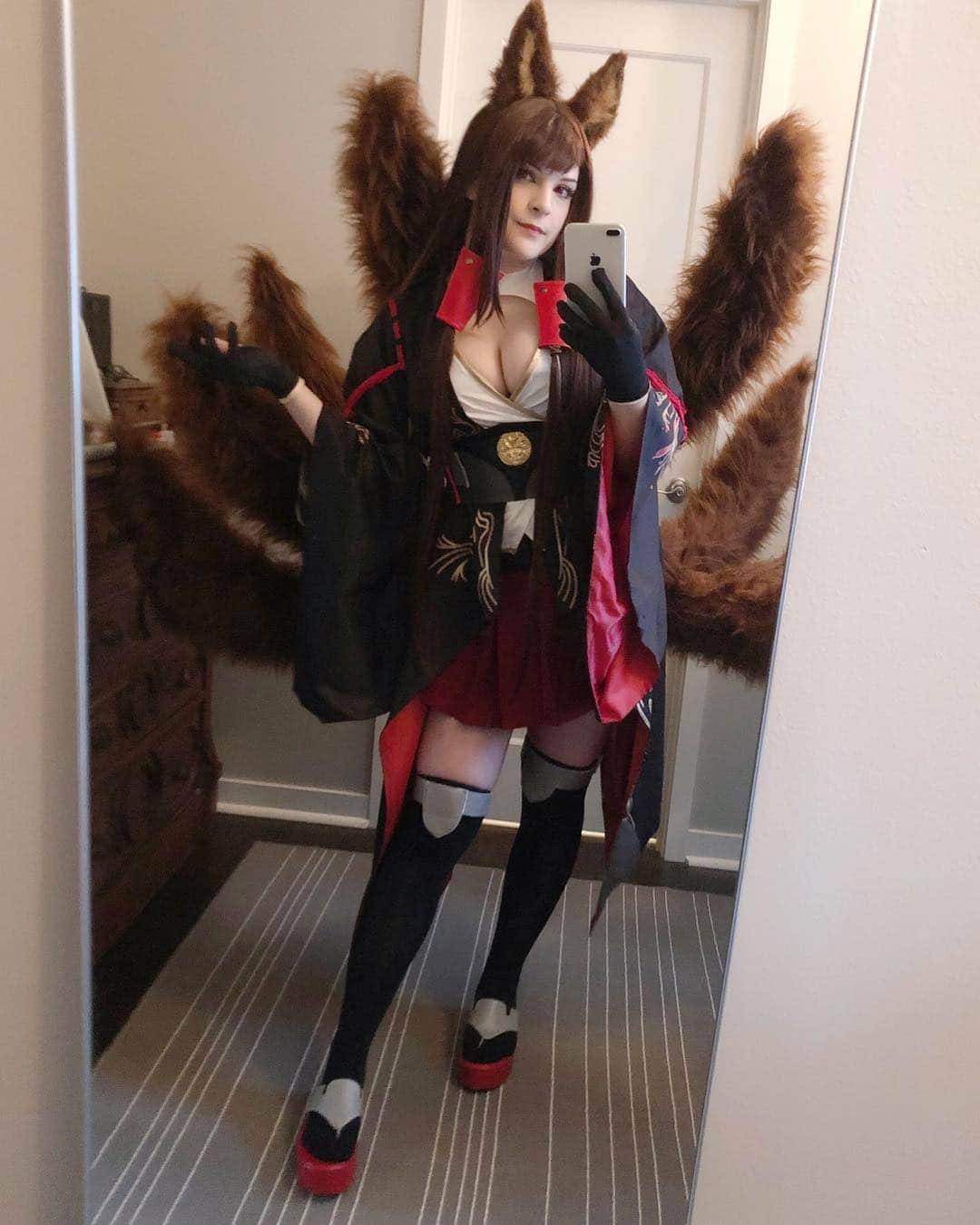 Tessaさんのインスタグラム写真 - (TessaInstagram)「Your nine-tailed fox yandere ship girl has arrived~🔥these tails are so extra and I LOVE IT 😫lowkey afraid of knocking people over with them at Sakuracon but it’ll be fun to see people’s reactions! This incredible tail skeleton as well as tails were made by @mowkycosplay (matching ears too)🦊 Costume from @uwowo_cosplay !」4月13日 1時54分 - hiso.neko