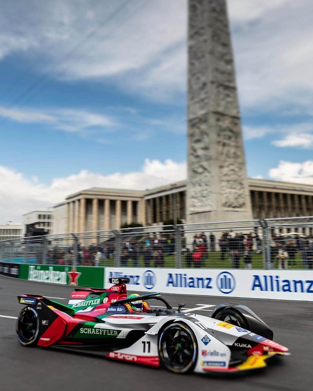 ルーカス・ディ・グラッシさんのインスタグラム写真 - (ルーカス・ディ・グラッシInstagram)「Shakedown done ✅ Super race track! Most technical of the season #Rome #ePrix | Nice to meet the legend @chrishoy1 who managed to drive the Formula E car for few laps | tomorrow we #RACE 🇮🇹」4月13日 2時08分 - lucasdigrassi