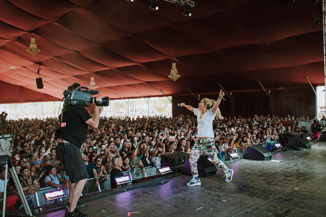 ヘイリー・キヨコさんのインスタグラム写真 - (ヘイリー・キヨコInstagram)「#fbf Coachella 20gayteen was a dream come true. I remember growing up going to the festival and all of my favorite bands wore white T-shirt’s with their hair blowing in the wind.  So I had to wear a white shirt for my first time, it was my teenage dream :) 📸: @topher.shrigley」4月13日 2時08分 - hayleykiyoko