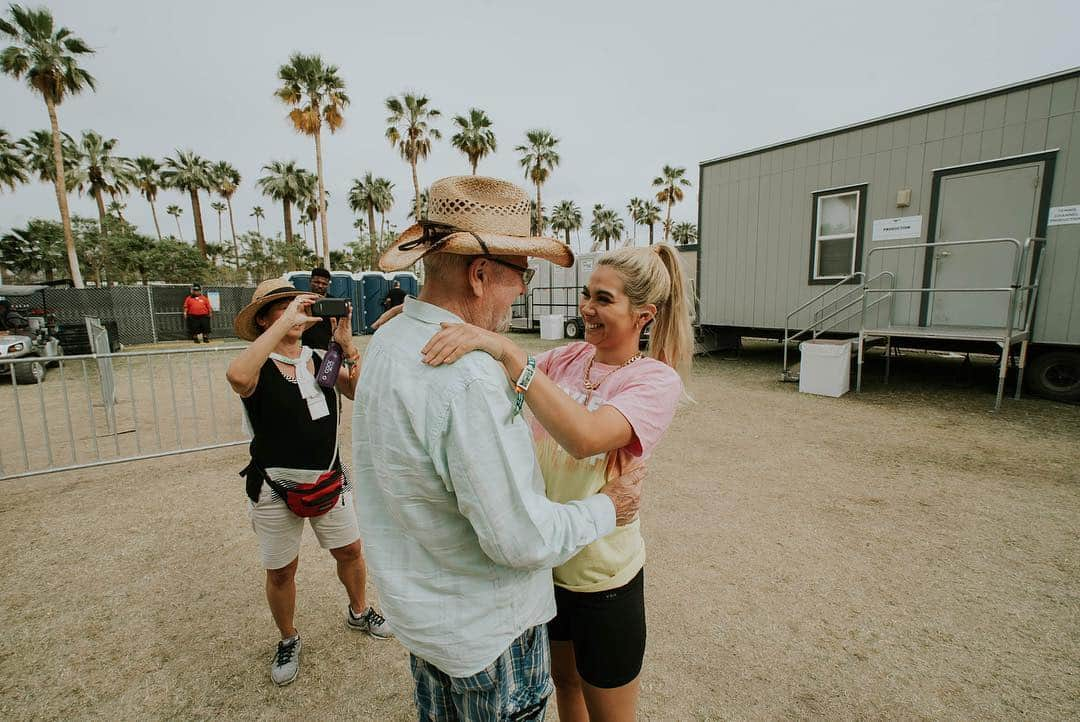 ヘイリー・キヨコさんのインスタグラム写真 - (ヘイリー・キヨコInstagram)「#fbf Coachella 20gayteen was a dream come true. I remember growing up going to the festival and all of my favorite bands wore white T-shirt’s with their hair blowing in the wind.  So I had to wear a white shirt for my first time, it was my teenage dream :) 📸: @topher.shrigley」4月13日 2時08分 - hayleykiyoko