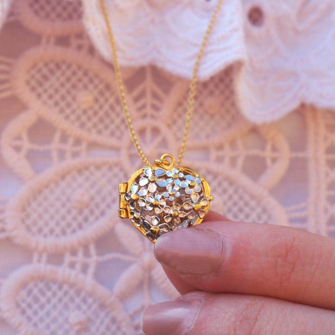 のインスタグラム：「Sunshine is coming☀️ Our Posy Heart Locket is one of our favourite spring necklaces! 🌸 (Swipe left to discover the treasure inside🗝)」