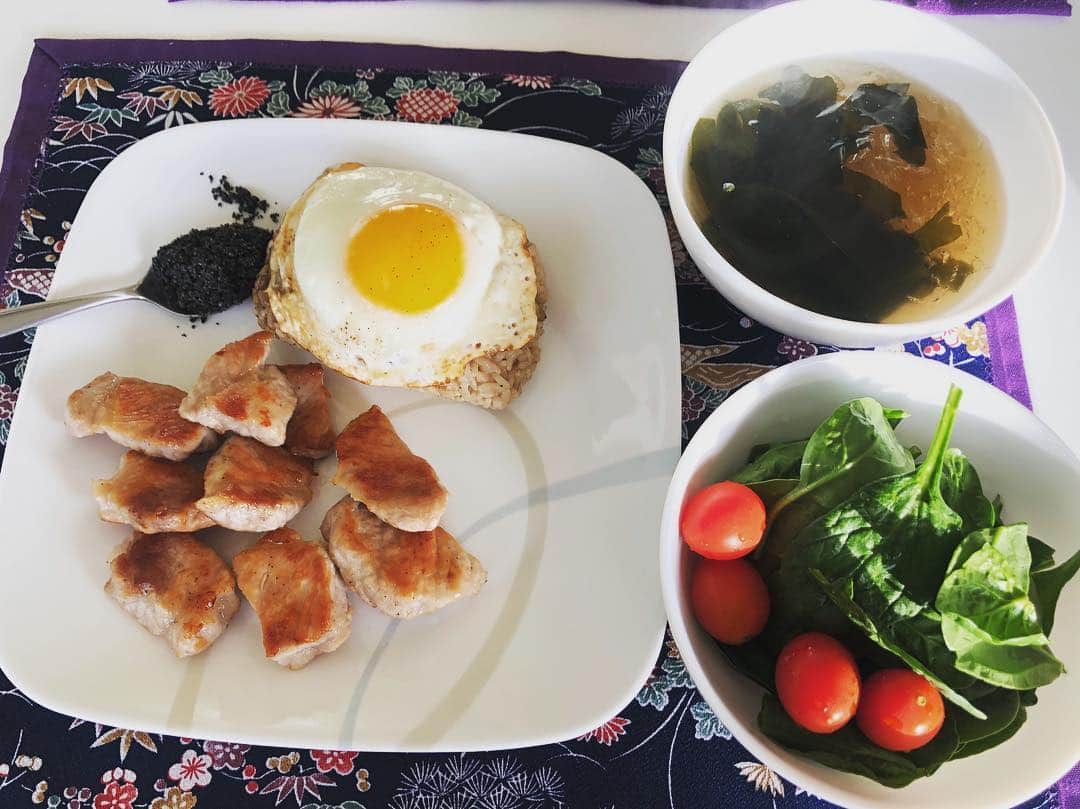上原彩子さんのインスタグラム写真 - (上原彩子Instagram)「Good morning☀️ Best breakfast in the house😋Have a good day guys.#thankyou #breakfast #hawaii #goodmorning」4月13日 2時12分 - ayako_uehara.golf
