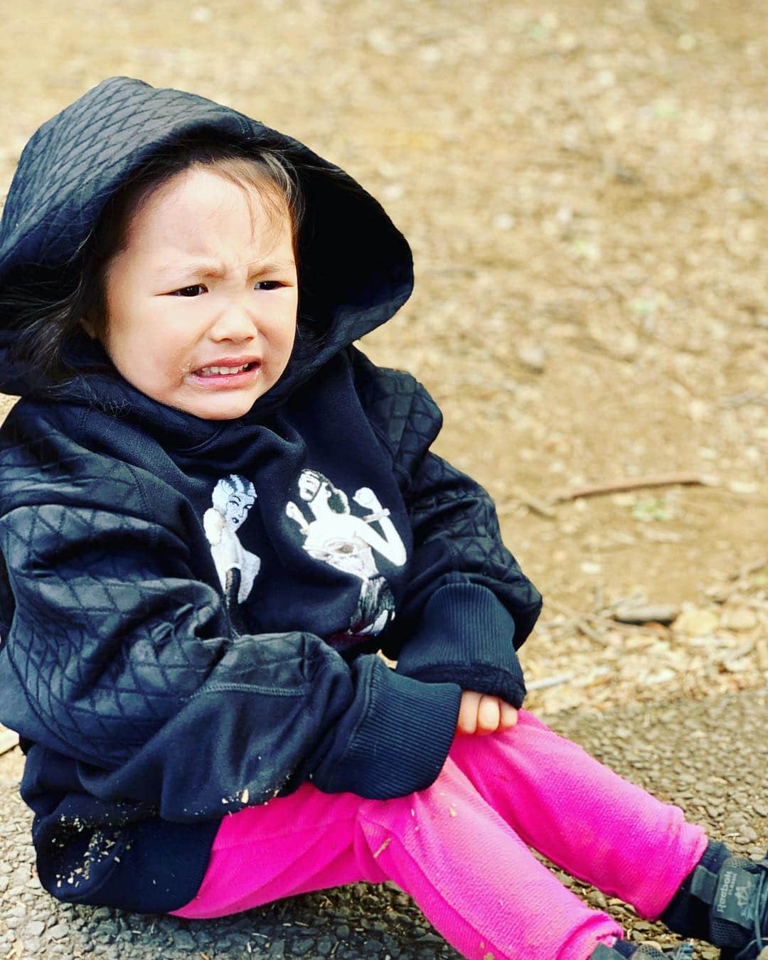 内藤陽子のインスタグラム：「寒空の公園で。 お気に入りの刺繍パーカーG.V.G.V のfetishシリーズを着て 遊んで、転んで、どろんこ。 #gvgv #大好きなコレクション #子供は何を着てもズルい」