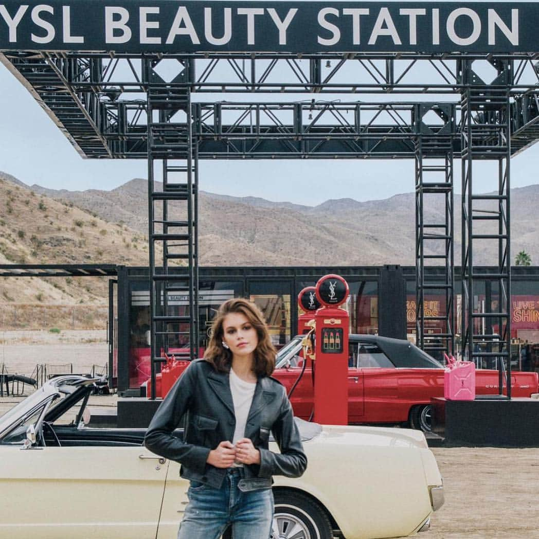 Yves Saint Laurent Beautyさんのインスタグラム写真 - (Yves Saint Laurent BeautyInstagram)「Welcome to the YSL BEAUTY STATION. Don’t speed by. You’ll want to stop at this station, when you see the fuel we’re serving 😉 @kaiagerber  Open 3PM-8PM Friday & 10AM-8PM Saturday and Sunday CATHEDRAL CITY - ALLEN ROUTE 111 #yslbeauty #yslbeautystation #palmsprings」4月13日 2時25分 - yslbeauty