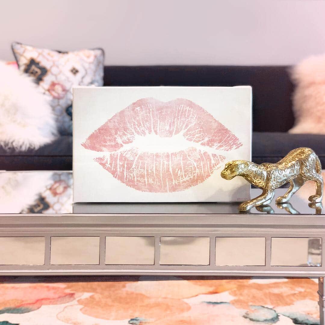 The Oliver Gal Artist Co.さんのインスタグラム写真 - (The Oliver Gal Artist Co.Instagram)「CLOSED 🎉 Congratulations @madamespoiled 🎊Always kiss and tell 💋 Share this post and enter to win this Oliver Gal Kiss Art. Here are the rules: 1. Follow @olivergalart 2. Comment and tag (2) friends 💕 3. Submit your info on www.olivergal.com/sweepstakes  Winner will be chosen at random and announced on Monday April, 15th. Each comment counts as an entry, so the more you comment the better your chances 😍 #olivergal」4月13日 2時25分 - olivergalart