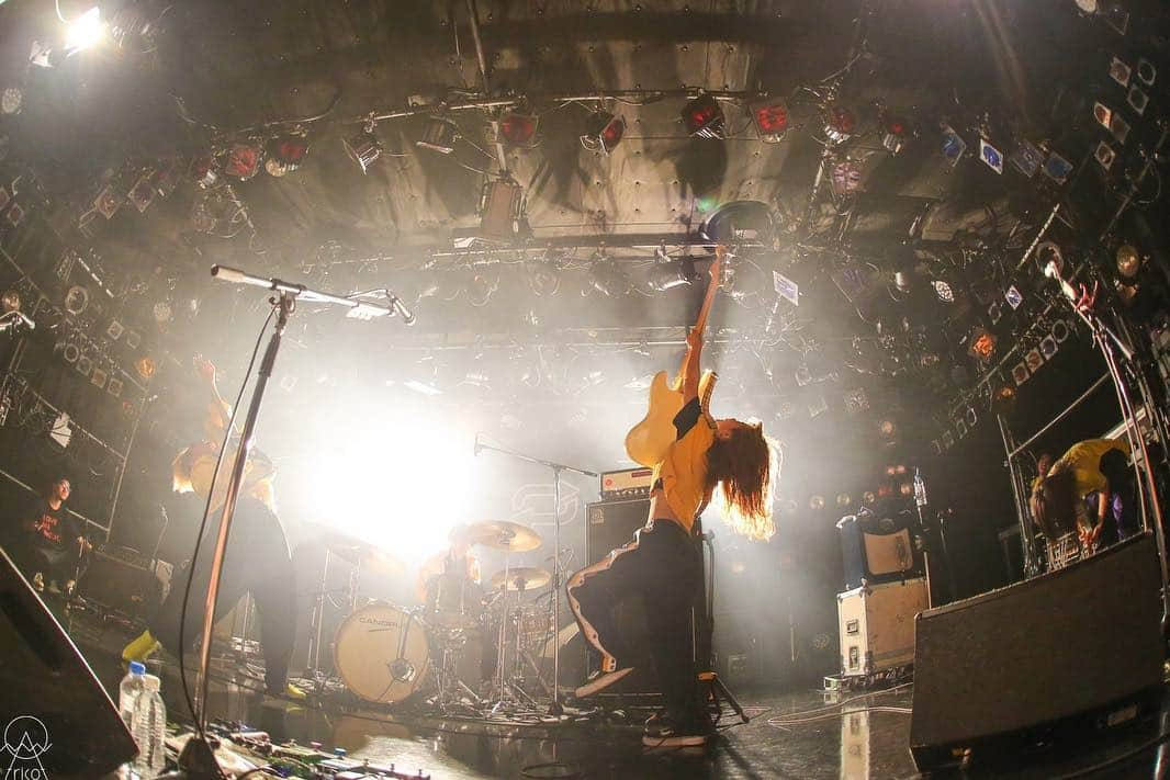 tricotさんのインスタグラム写真 - (tricotInstagram)「4.12.19 DAIHANSYASAI Tour. QUATTRO,Osaka Pic: @yksn_photo  #tricot」4月13日 2時25分 - tricot_band_jp