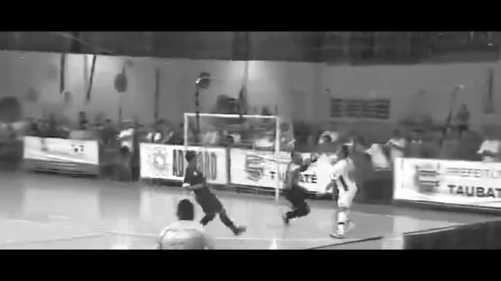 アレッサンドロ・ローザ・ヴィエイラのインスタグラム：「VÍDEO- Gol de peito? De cobertura? Sem ângulo? 😱😁 MARQUE OS AMIGOS! Mais uma assistência @goleirotiago 👑#OREI 👑」