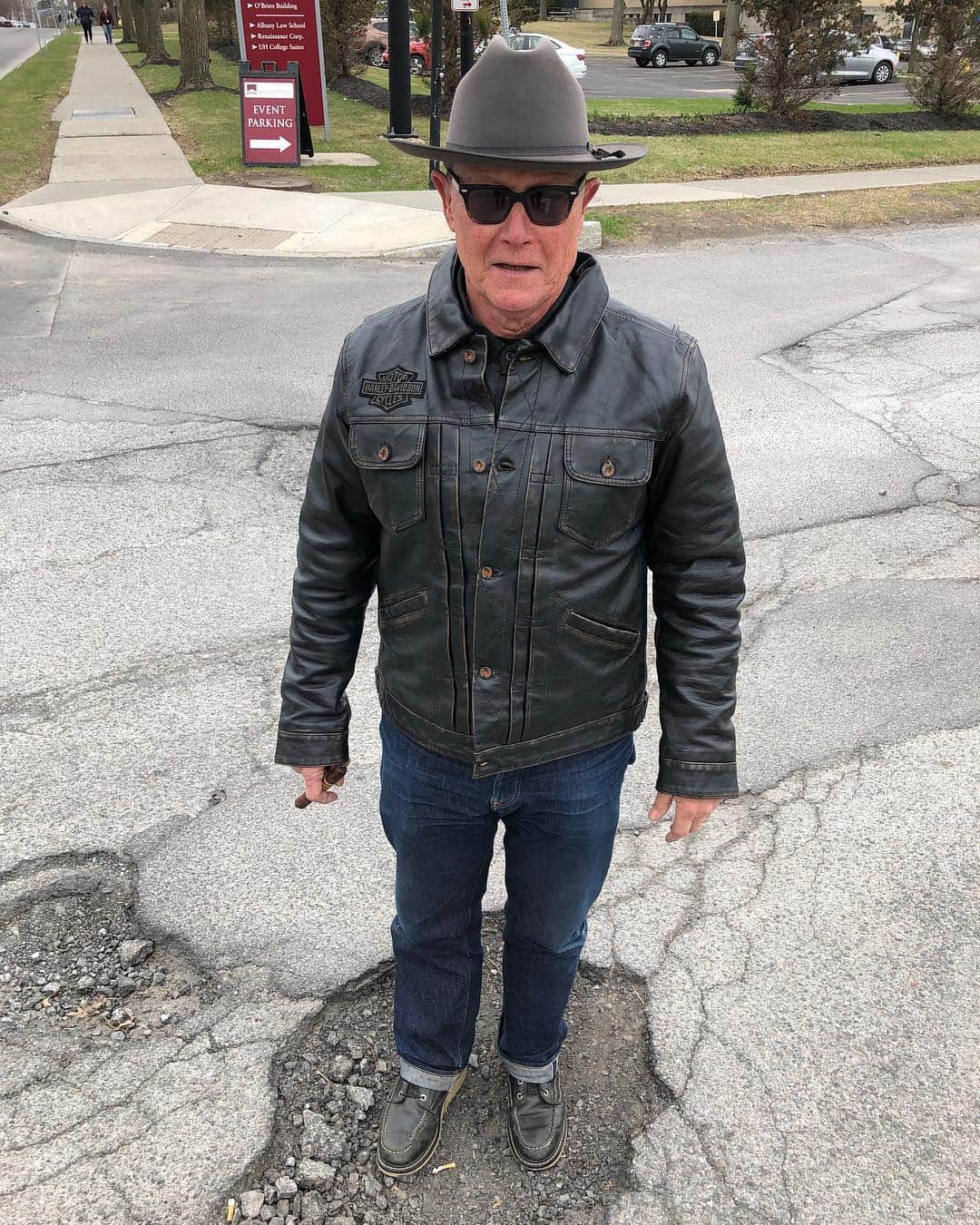 ロバート・パトリックさんのインスタグラム写真 - (ロバート・パトリックInstagram)「Ankle deep in a pothole Albany, New York! Yikes #potholes」4月13日 2時21分 - ripfighter