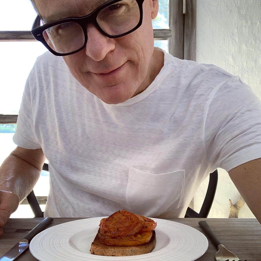 ブライアン・アダムスのインスタグラム：「This was my elevenses, (which is basically a second breakfast at 11am). It comprises delicious organic tomatoes fried in olive oil and put on a fresh homemade sunflower toast with a little sea salt on top. See? It’s easy to be a vegan! 🌱 #govegan #growyerown #organic #tomatoes #elevenses #homegrown #englishpizza #sunflowerbread」