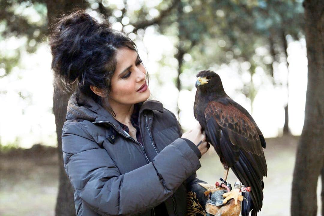 サルマ・ハエックさんのインスタグラム写真 - (サルマ・ハエックInstagram)「Making new friends in Croatia! 🦅  Haciendo nuevos amigos en Croacia! 📸 @samanthalopezs」4月13日 2時24分 - salmahayek