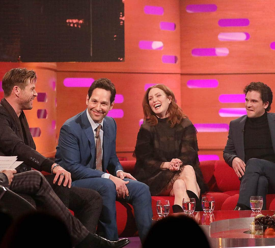 Just Jaredさんのインスタグラム写真 - (Just JaredInstagram)「@chrishemsworth, Paul Rudd, @juliannemoore in @giambattistavalli, and Kit Harrington get personal on “The Graham Norton Show.” (Paul once jumped out of a moving car to impress his date, and Kit totally cried to a fan about Jon Snow.) Hear what they had to say at JustJared.com! #ChrisHemsworth #PaulRudd #JulianneMoore #KitHarington #GrahamNorton #TheGrahamNortonShow #GiambattistaValli Photos: Instar」4月13日 2時34分 - justjared