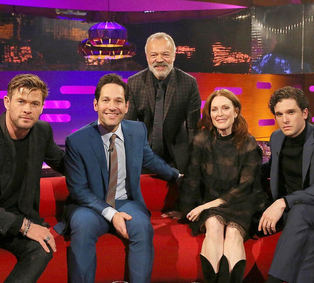 Just Jaredさんのインスタグラム写真 - (Just JaredInstagram)「@chrishemsworth, Paul Rudd, @juliannemoore in @giambattistavalli, and Kit Harrington get personal on “The Graham Norton Show.” (Paul once jumped out of a moving car to impress his date, and Kit totally cried to a fan about Jon Snow.) Hear what they had to say at JustJared.com! #ChrisHemsworth #PaulRudd #JulianneMoore #KitHarington #GrahamNorton #TheGrahamNortonShow #GiambattistaValli Photos: Instar」4月13日 2時34分 - justjared