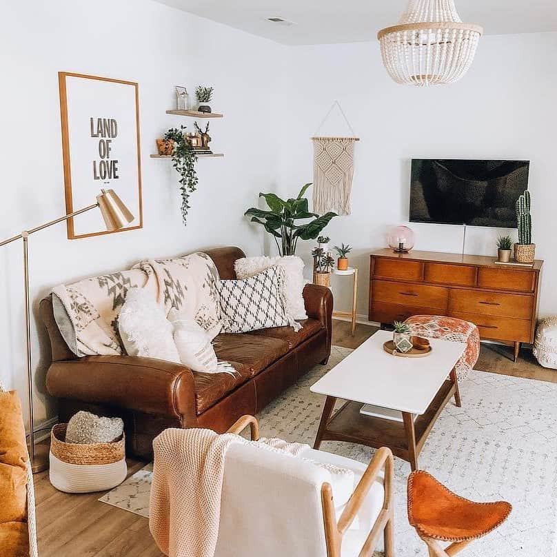 Airbnbさんのインスタグラム写真 - (AirbnbInstagram)「Bohemian style and subtle Moroccan accents grace Brent and Katie’s guesthouse in a quiet Cincinnati suburb. Once you’ve settled in, head to the historic Over-the-Rhine district and its Findlay Market, a 167-year-old Ohio institution that now showcases local artists, chefs, and musicians.  Photo: @katiekruithof」4月13日 2時26分 - airbnb