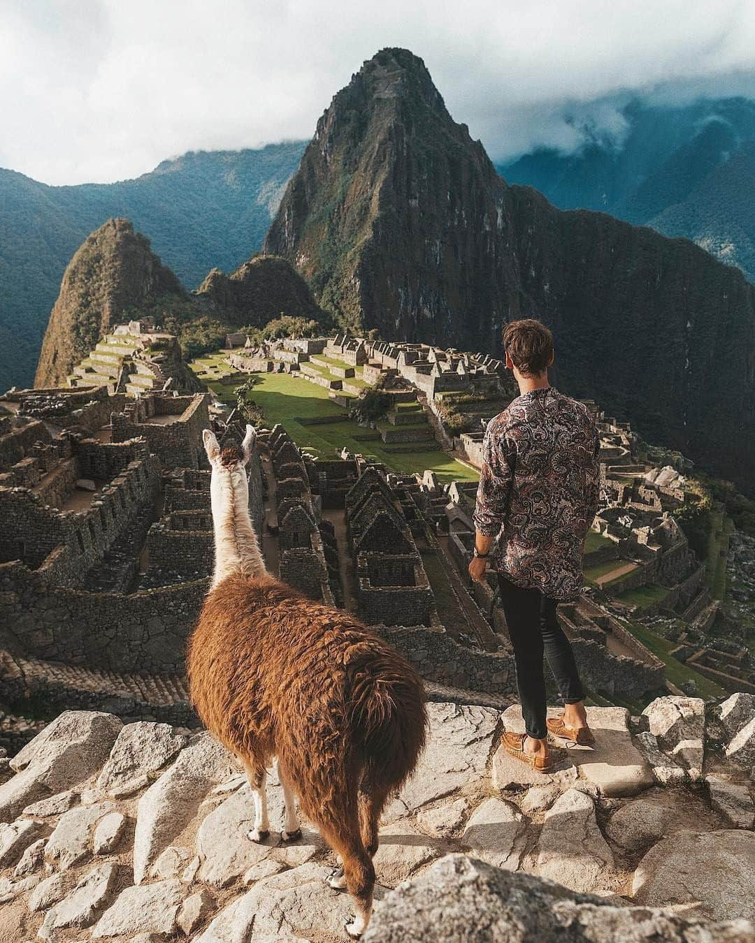 Kapten & Sonさんのインスタグラム写真 - (Kapten & SonInstagram)「Made new friends today - @doyoutravel enjoyed the view with his new mate 😏 #bekapten #kaptenandson⁣ .⁣ .⁣ .⁣ #newfriends #travellifestyle #traveladdicted #travelpassport #wandergram #worldnomads #speechlessplaces #travelstoked」4月13日 2時30分 - kaptenandson