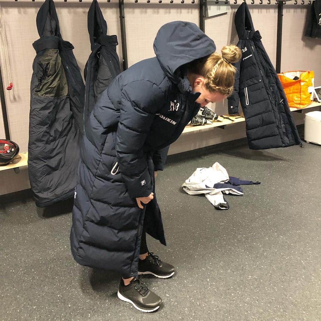 セリーヌ・バン・ガーナーのインスタグラム：「To the 🇳🇱 shorttrack team: You’ve got yourself a new teammate 🙋🏼‍♀️ @yaravkerkhof @laravanruijven @suzanneschulting @riannedvries」