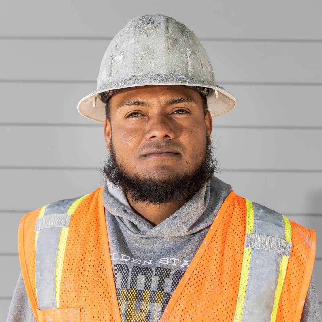 ニューヨーク・タイムズさんのインスタグラム写真 - (ニューヨーク・タイムズInstagram)「Carlos Rojas drives 2.5 to 3 hours from Stockton, California, to a job spreading plaster in Campbell. The 30-year-old Mexican immigrant makes $25 an hour, depending on the job. That’s more than twice as much as Stockton’s farmworkers typically make in the fields. Nationwide, the average wage of nonsupervisory workers in residential construction hit $25.34 an hour in January — 6% more than in 2018. The gains are part of a trend: a shrinking labor force. Immigration — often illegal — has long acted as a supply line for low-skilled workers. Even before President Trump ratcheted up border enforcement, economic growth in Mexico and the aging of the country’s population were reducing the flow of Mexican workers into the U.S. “Businesses scrambling for low-skilled workers provide a glimpse into the kind of strains a future of low immigration might bring,” our economics reporter Eduardo Porter writes. @cayceclifford shot this photo. Visit the link in our profile to read more.」4月13日 2時35分 - nytimes