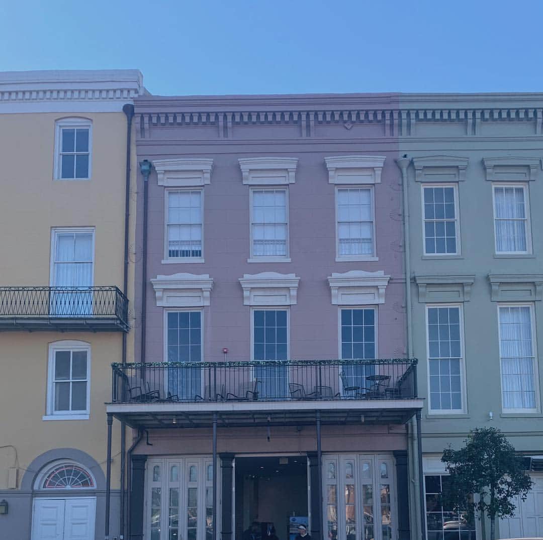 ランドリー・ベンダーのインスタグラム：「took this in nola a few weeks ago 💛」